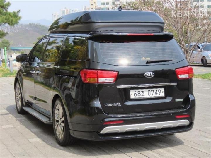 Kia Carnival 2.2 Diesel High Limousine President 5