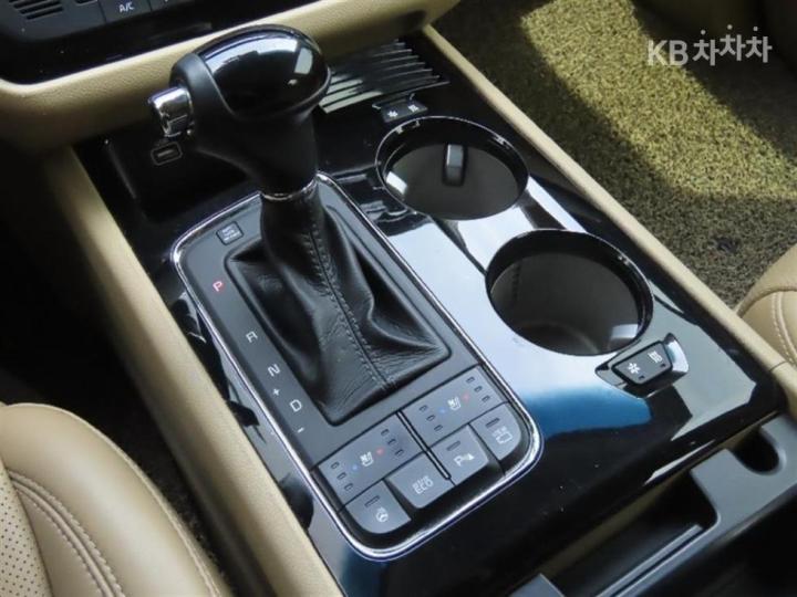 Kia Carnival 2.2 Diesel High Limousine President 7