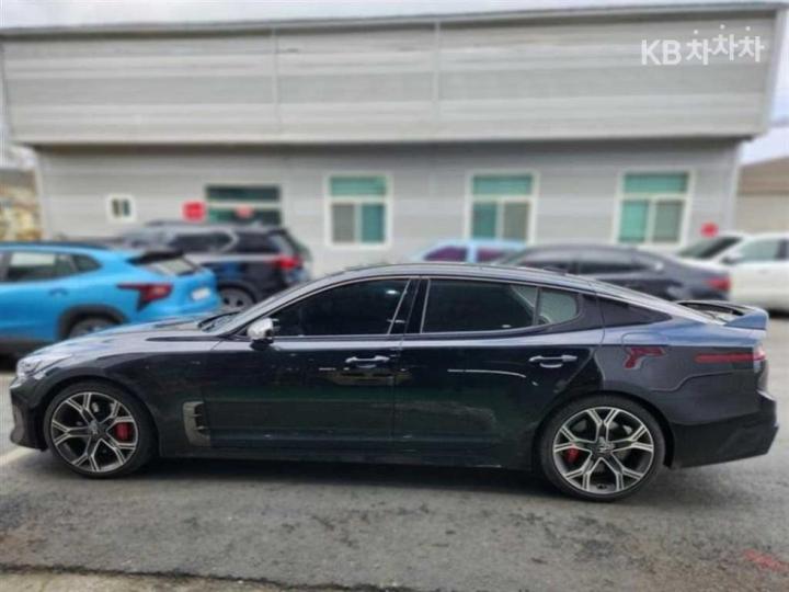 Kia Stinger 2.0 Turbo 2WD Platinum 4