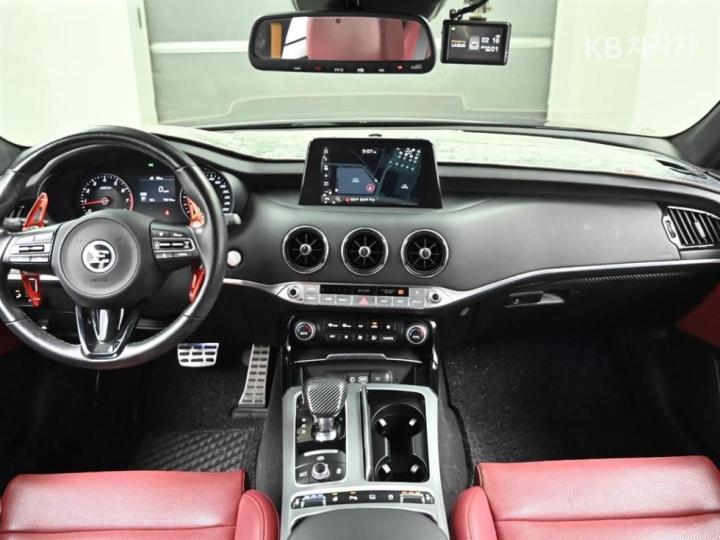 Kia Stinger 2.0 Turbo 4WD Platinum 8