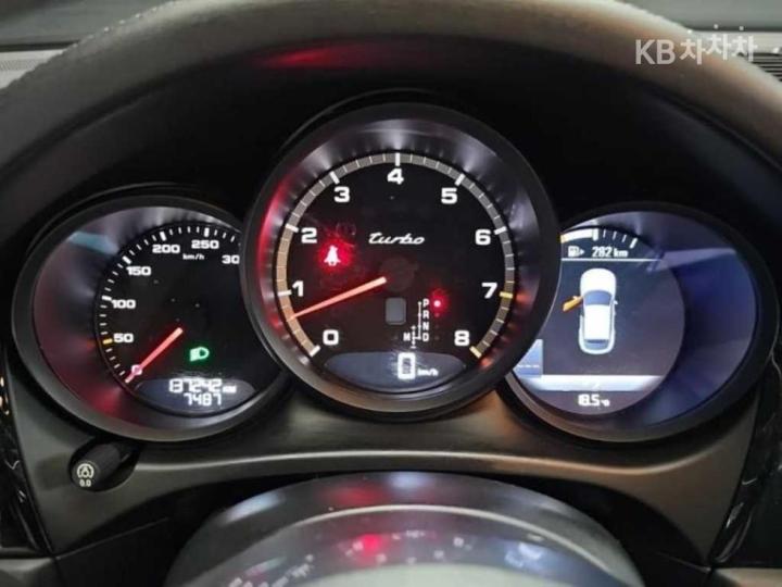 Porsche Macan 3.6 Turbo 9