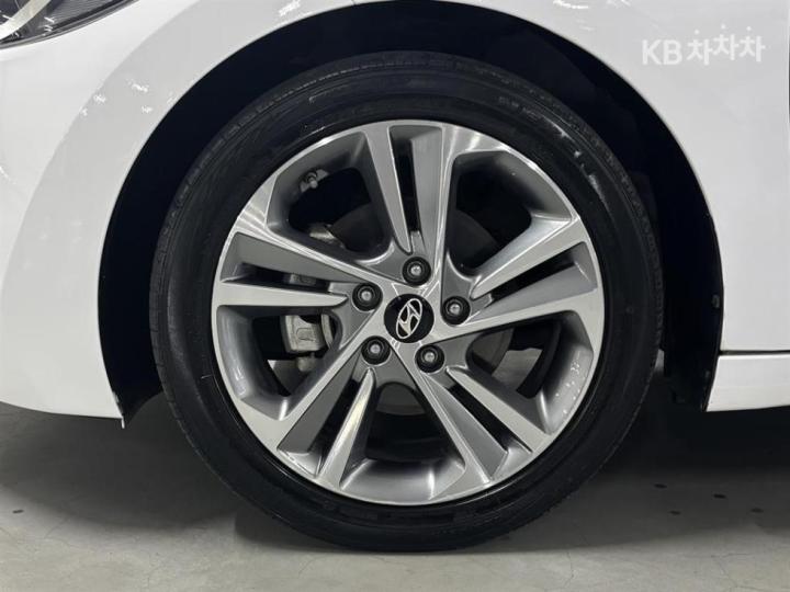 Hyundai Avante AD 1.6 GDi Value Plus 8