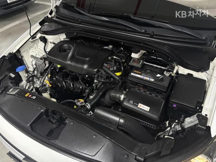 Hyundai Avante AD 1.6 GDi Value Plus 9