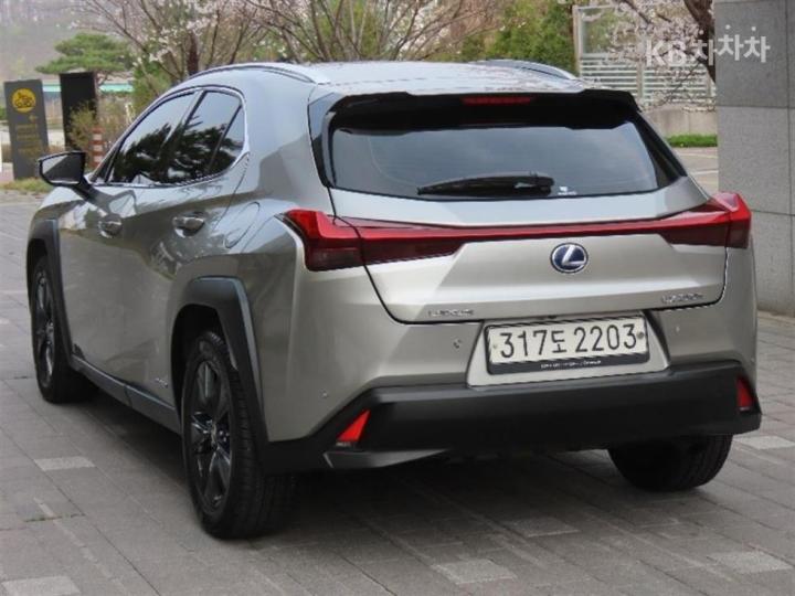 Lexus UX 250h Base Type 5