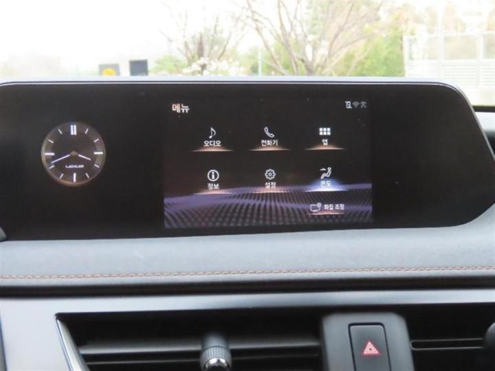 Lexus UX 250h Base Type 9