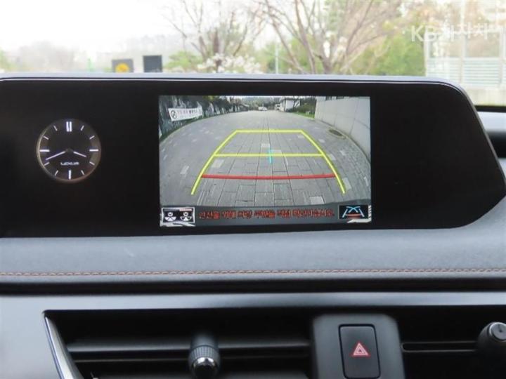 Lexus UX 250h Base Type 10