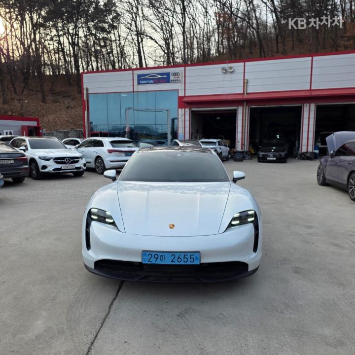 Porsche Taycan Base 2