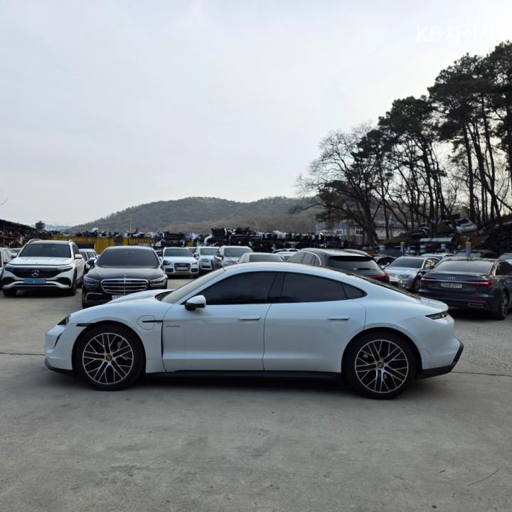 Porsche Taycan Base 4