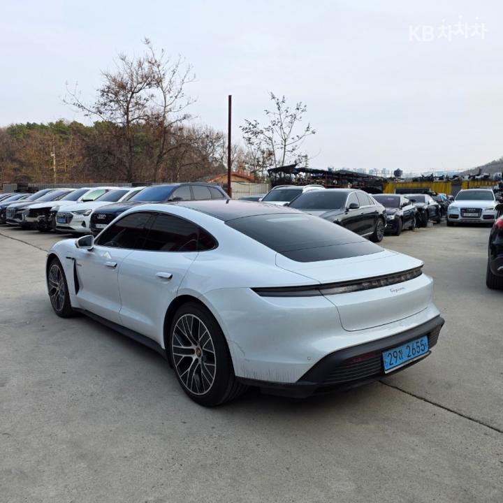 Porsche Taycan Base 5