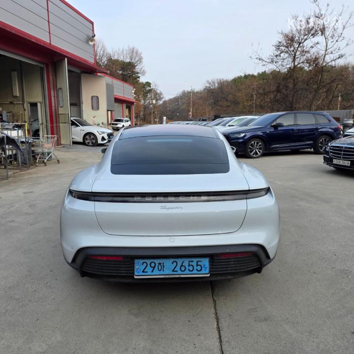 Porsche Taycan Base 6