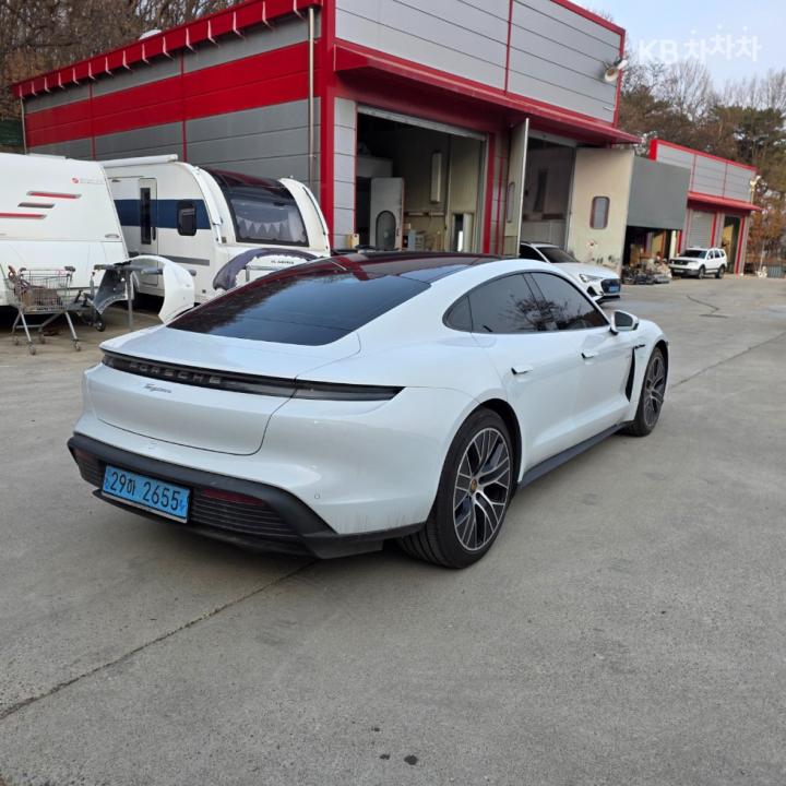 Porsche Taycan Base 7