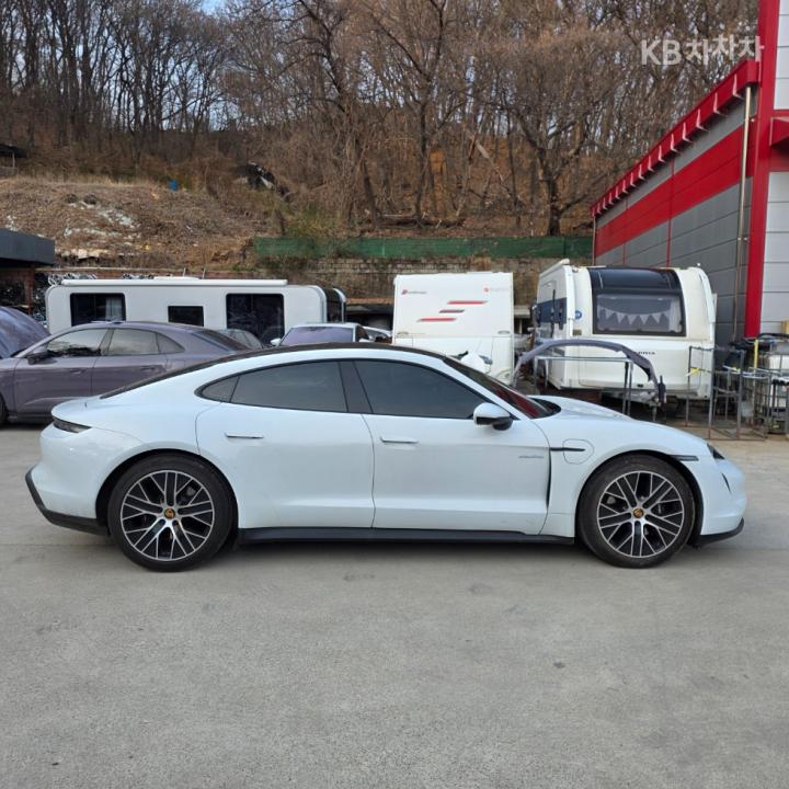 Porsche Taycan Base 8