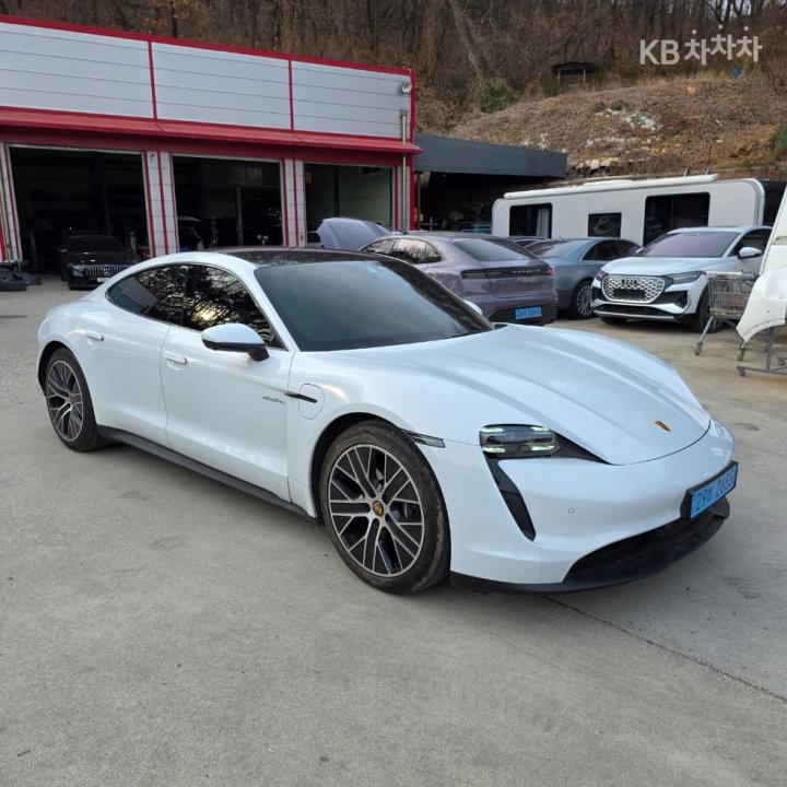 Porsche Taycan Base 9