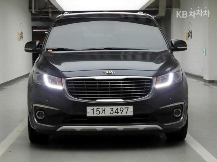 Kia Carnival 2.2 Diesel Luxury 2