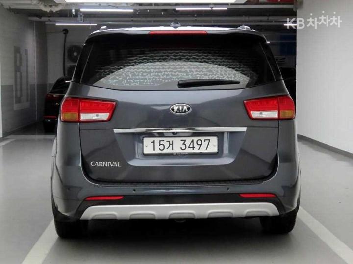 Kia Carnival 2.2 Diesel Luxury 4