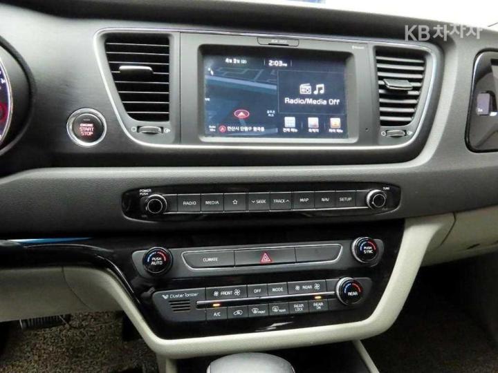 Kia Carnival 2.2 Diesel Luxury 10