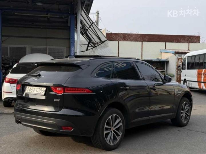 Jaguar F-PACE 20d R-SPORT 4