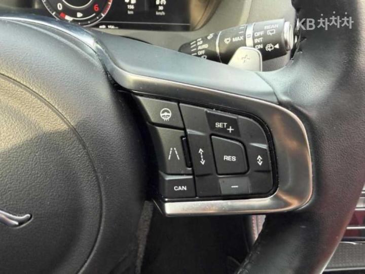 Jaguar F-PACE 20d R-SPORT 9