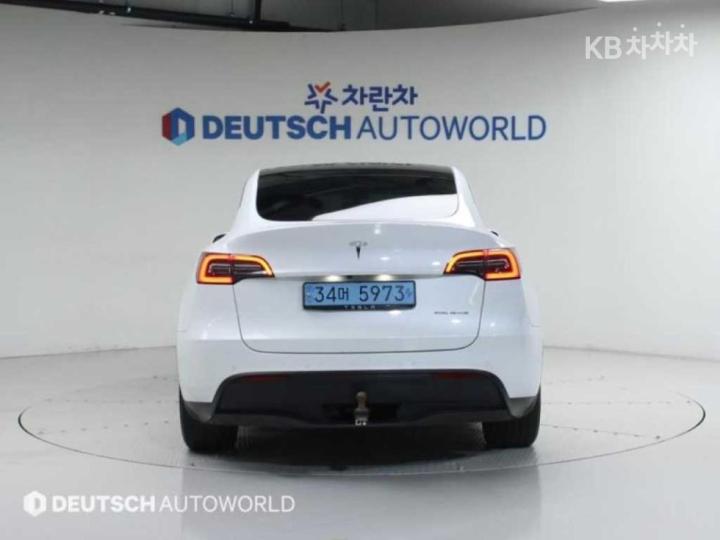 Tesla Model Y Long Range 5