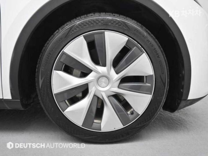Tesla Model Y Long Range 6
