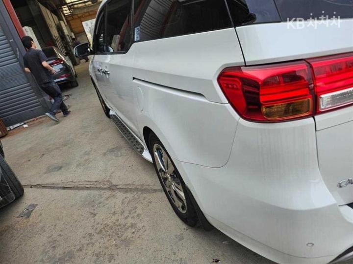 Kia Carnival 2.2 Diesel Prestige 4