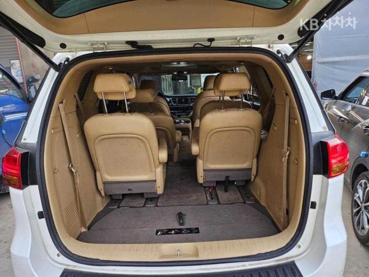 Kia Carnival 2.2 Diesel Prestige 6