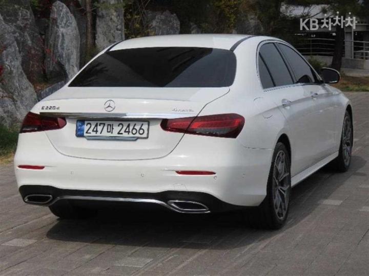 Mercedes-Benz E-Class W213 E220d 4MATIC AMG Line 4