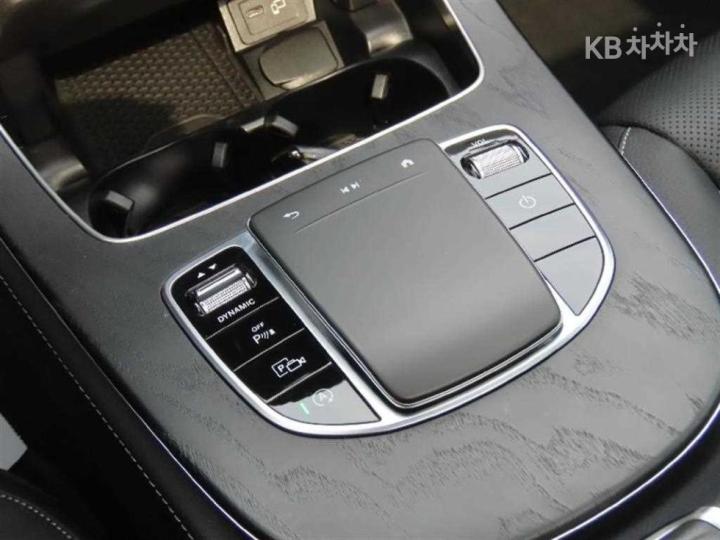 Mercedes-Benz E-Class W213 E220d 4MATIC AMG Line 7