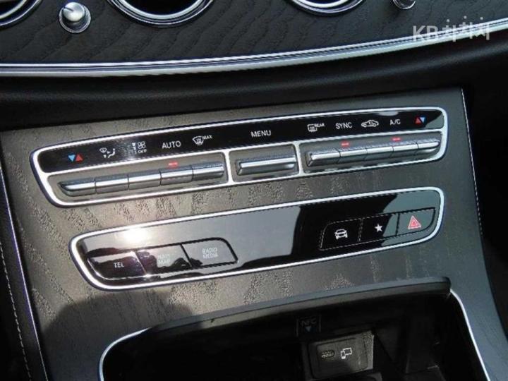 Mercedes-Benz E-Class W213 E220d 4MATIC AMG Line 8