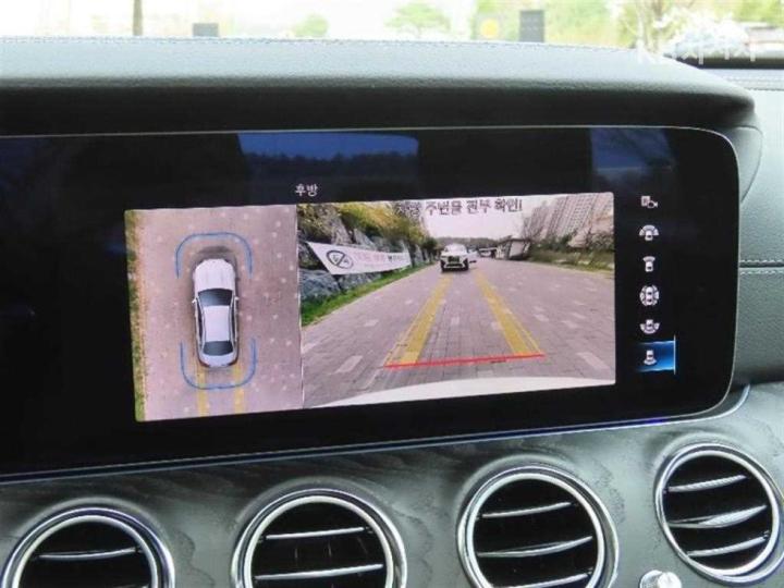 Mercedes-Benz E-Class W213 E220d 4MATIC AMG Line 10