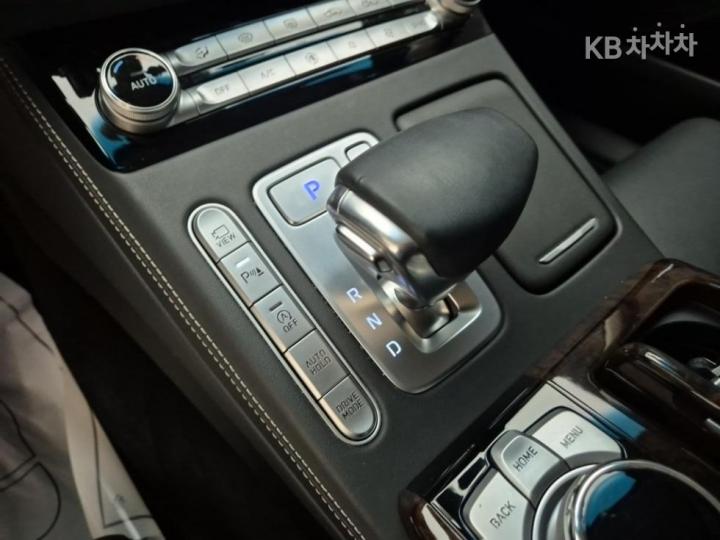 Genesis G90 3.8 GDi AWD Luxury 9