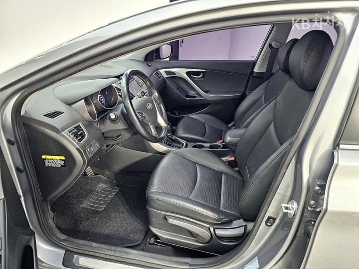 Hyundai Avante 1.6 GDi Smart Base Type 9