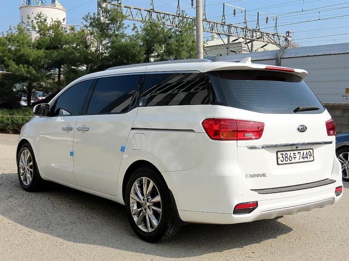 Kia Carnival 2.2 Diesel Prestige 4