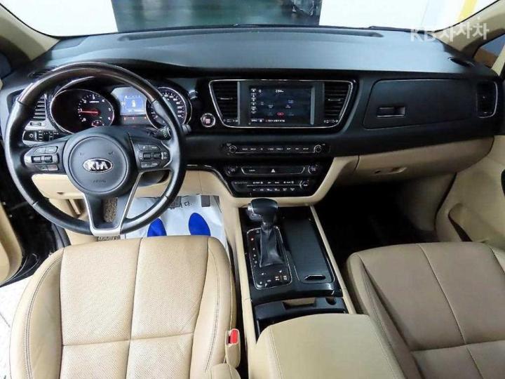 Kia Carnival 2.2 Diesel Limousine VIP 8