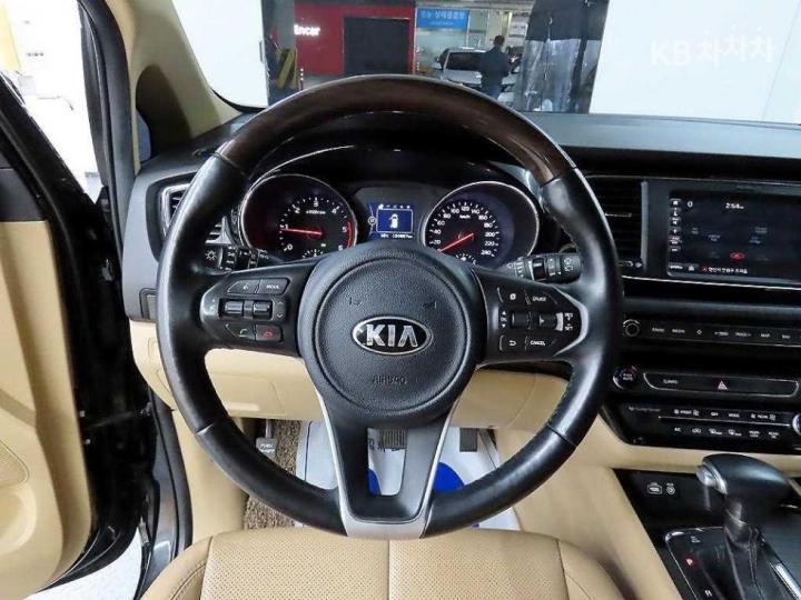 Kia Carnival 2.2 Diesel Limousine VIP 10