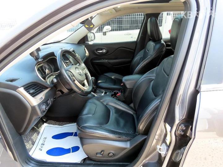 Jeep Cherokee 2.4 Longitude High 6