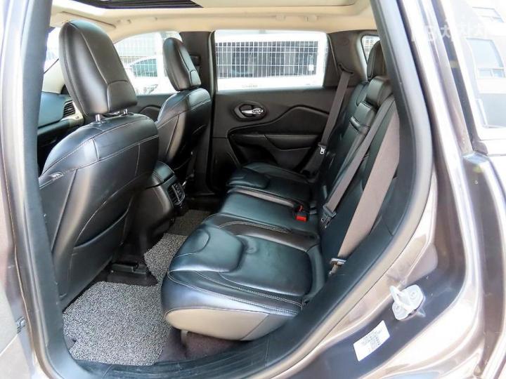 Jeep Cherokee 2.4 Longitude High 7