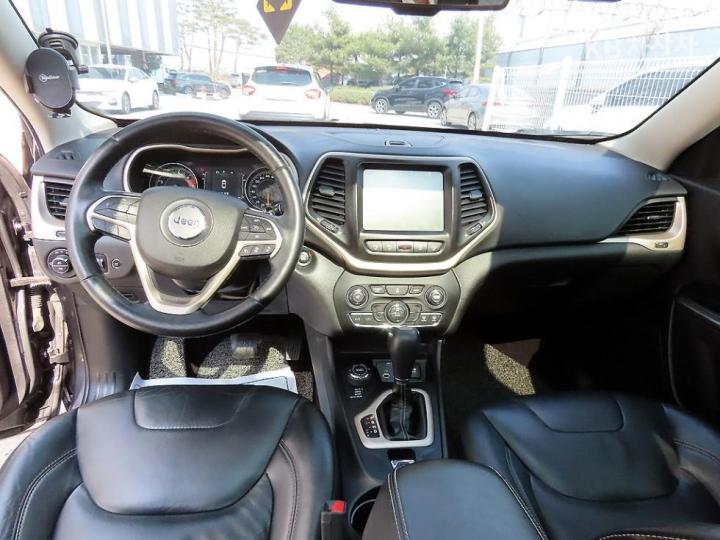 Jeep Cherokee 2.4 Longitude High 8