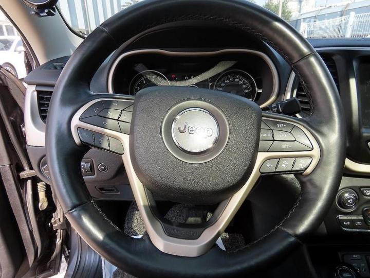 Jeep Cherokee 2.4 Longitude High 9