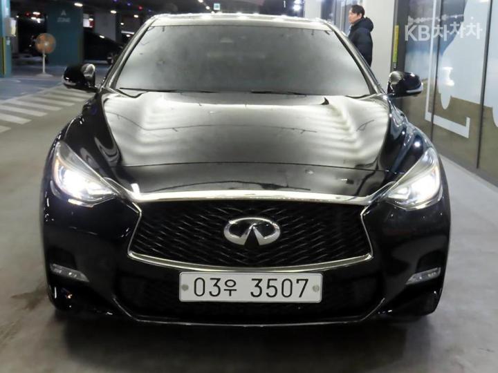 Infiniti Q30 2.0t Premium 3