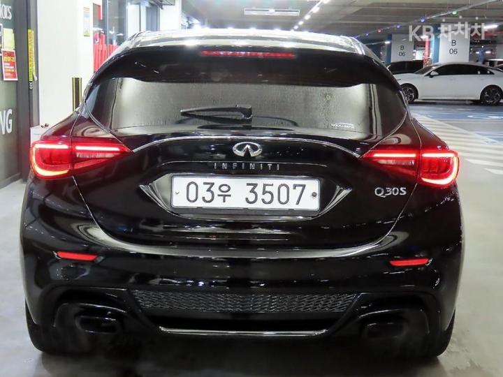 Infiniti Q30 2.0t Premium 6