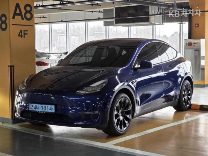 Tesla Model Y Long Range 2