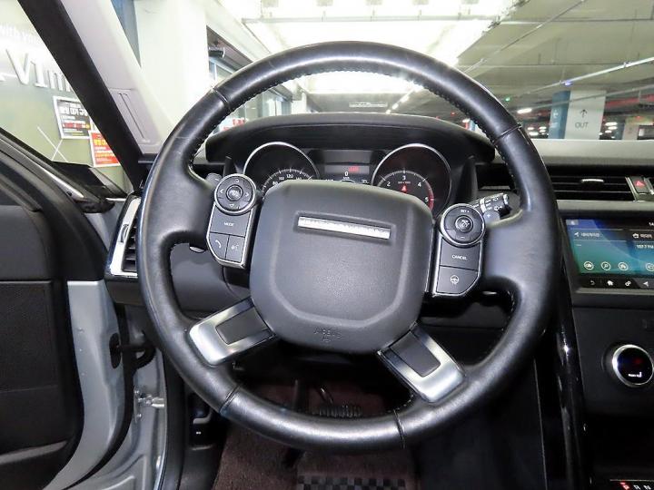 Land Rover Discovery 5 2.0 SD4 SE 9