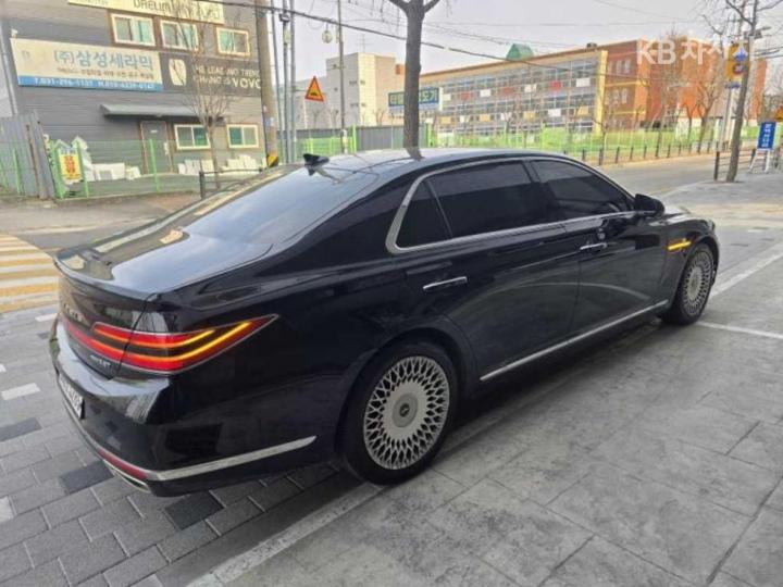 Genesis G90 3.3T GDi AWD Premium Luxury 5