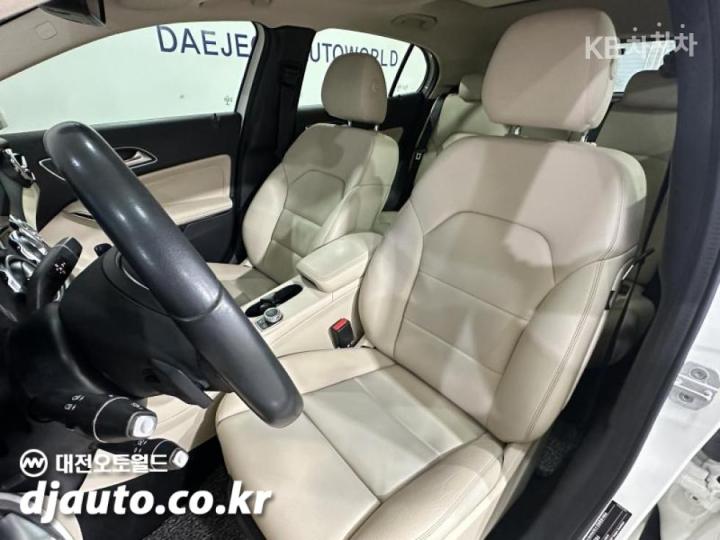 Mercedes-Benz GLA-Class X156 GLA220 Base Type 5