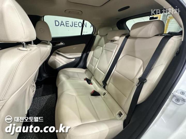 Mercedes-Benz GLA-Class X156 GLA220 Base Type 6