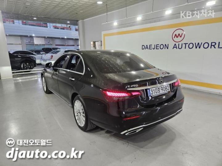 Mercedes-Benz E-Class W213 E250 Exclusive 4