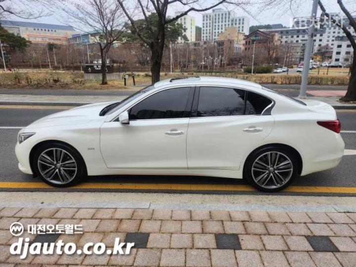 Infiniti Q50 2.2d Premium 10
