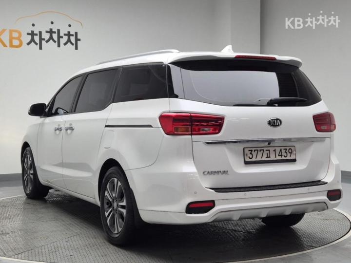 Kia Carnival 2.2 Diesel Luxury 3