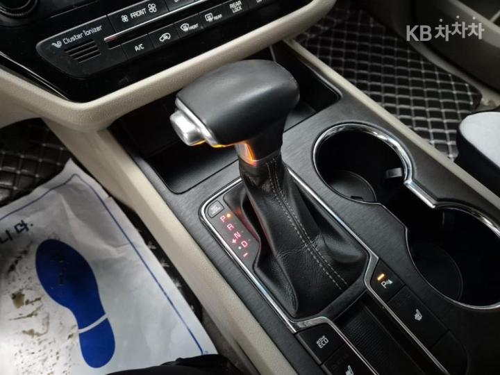 Kia Carnival 2.2 Diesel Luxury 9